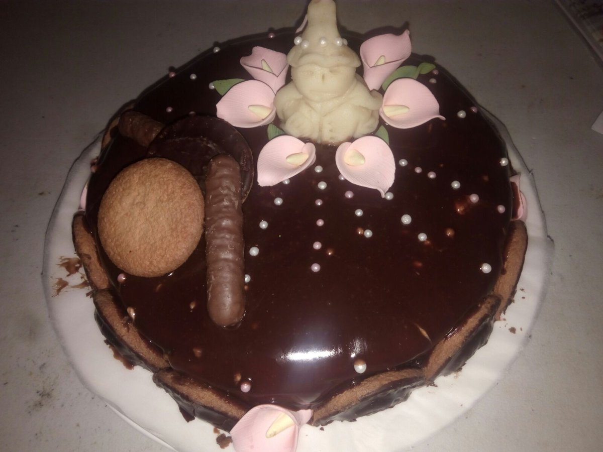 FrenchDelices's tweet photo. Here are some cakes we baked to cheer you up ... if you are interested, order now.. https://t.co/wpJtOpiyfk