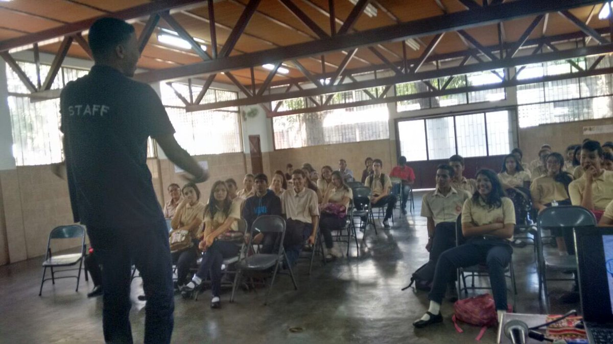 lideres_sf's tweet photo. Hoy visitamos la U.E. "Dr. Leopoldo Yanes" de Fe y Alegría. Nuestros coordinadores Joel Gutiérrez y María F. Pineda dirigieron la ponencia. https://t.co/dHyiAytO2p