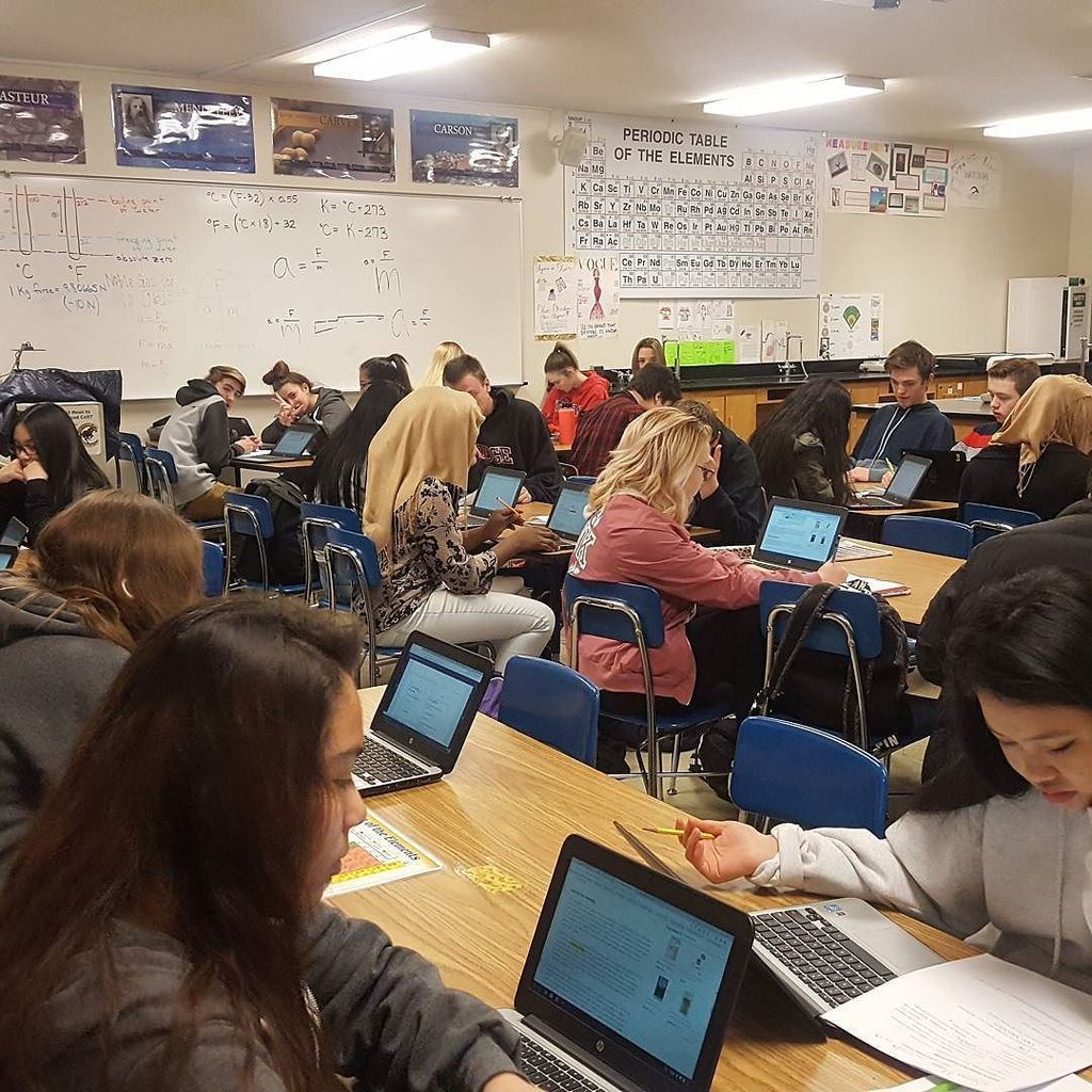 davinaeliz's tweet image. #learning happening @CottonwoodHS Ms. Bolland #chemistry #edtechgsd #gsdetep ift.tt/2kjzMYw
