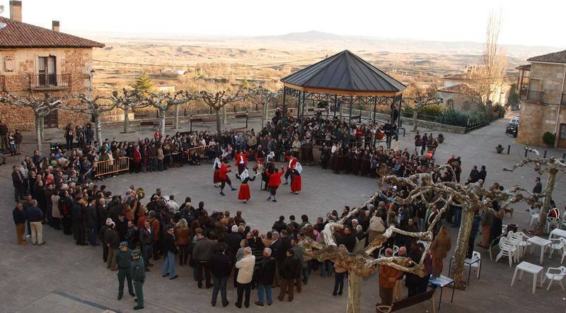 BurgosTur's tweet photo. Este domingo Poza de la Sal celebra la Danza del Escarrete, una fiesta declarada de Interés Turístico de @CyLesVida https://t.co/ZyqTN1jB9H https://t.co/Je62lXWPYV