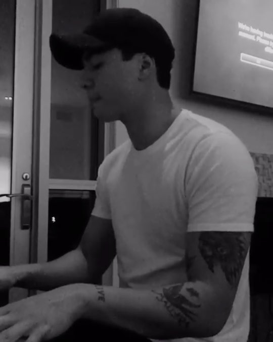 megMMXII's tweet photo. #HappyBirthdayCalum 🖤 @Calum5SOS https://t.co/CDIJYqInt2