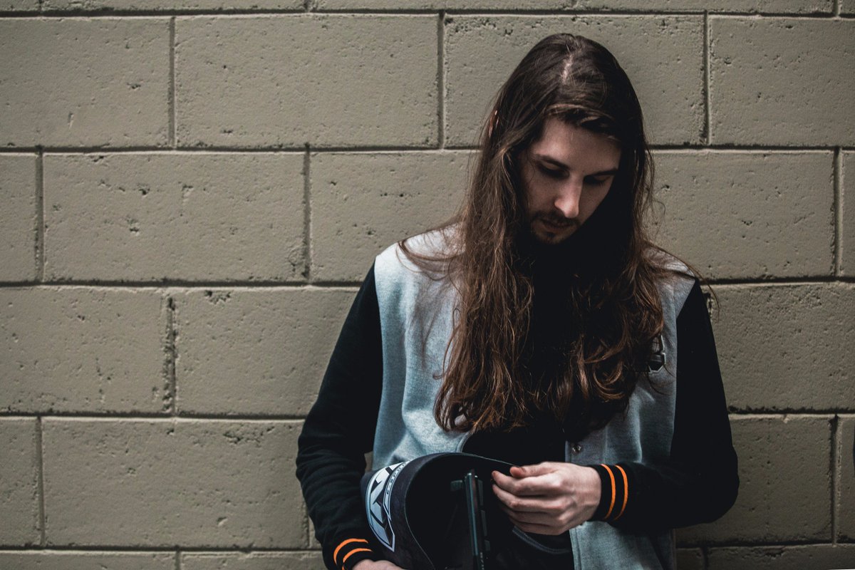 to triste vem pra live twitch.tv/daniels rt <3