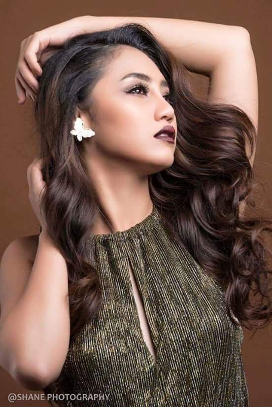kgmyatseriously's tweet photo. Only two days left guys!! Let's show What Myanmar's Union is!!! #MissUniverse #Myanmar https://t.co/CY1YQiv6dV