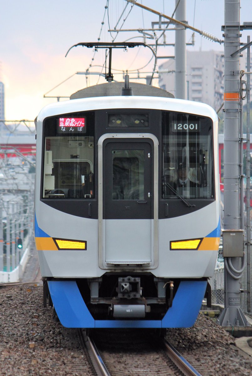 kjjooon's tweet photo. 明日終了する南海12000系による泉北ライナー代走です。
やっぱり泉北ライナーは11000系の方が似合いますね…。
#南海 #12000系 #泉北ライナー #泉北高速鉄道 https://t.co/mLBswbcFPz