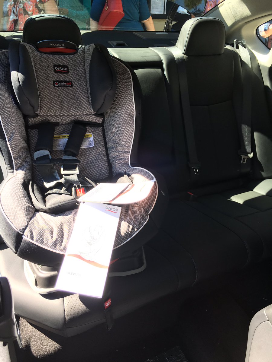 .<a href="/NissanUSA/">Nissan</a> makes it easy to install car seats to ensure proper safety #NissanDiversity  #nissanmamas  #nissanespañol