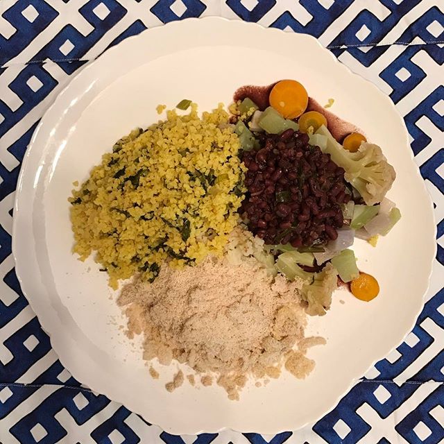 belagil's tweet photo. Comidinha caseira é sempre tudibom! #painco #orapronobis #curcuma #vegetais aovapor #feijaoadzuki #farofadeovo #belacozinha 💚👩🏾🍳 https://t.co/evGEKWzTZv