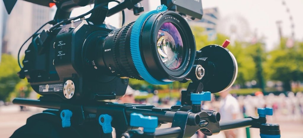 hootsuite's tweet photo. You don’t need a film degree to make an excellent social media video: https://t.co/TseThT47wT 10 quick tips for creating videos for social https://t.co/Klx6AwW7FI