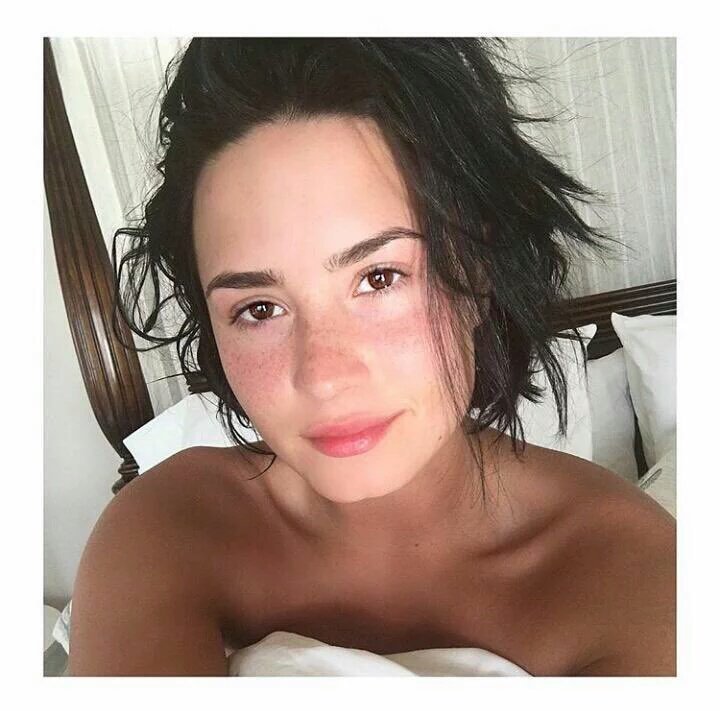 rguezpetit55's tweet photo. DEMI   #Lovatics #BestFanArmy #iHeartAwards https://t.co/spRQteym7P