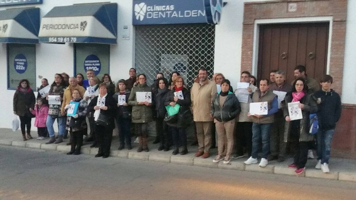 JuanAvilaCARMO's tweet photo. Esta tarde con afectados por el cierre de  Dentaldent a los q he mostrado nuestro apoyo. Desde el Ayto se les está atendiendo e informando https://t.co/HnppxkUk3R