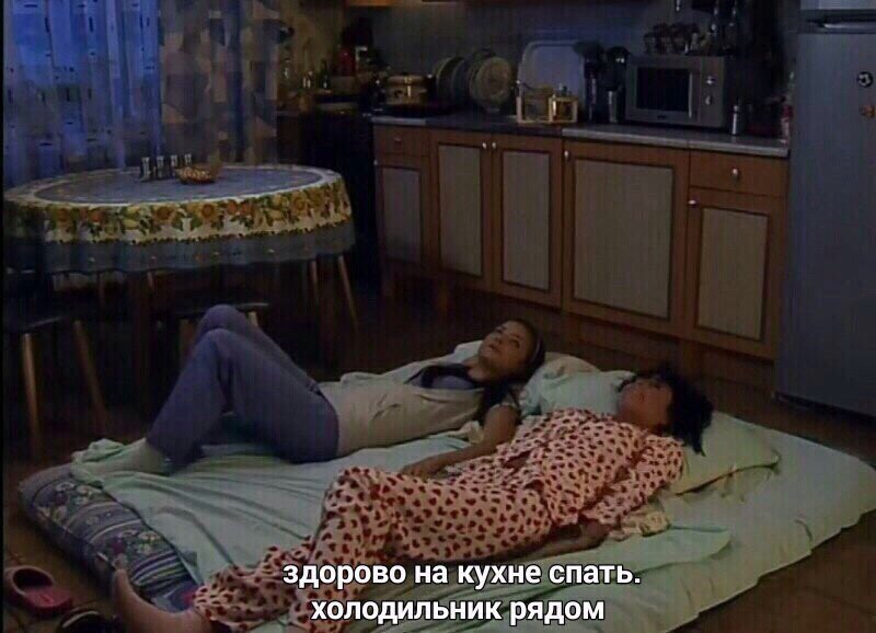 небольшой диван на кухню. можно спать рядом с холодильником. можно спать рядом с холодильником. еда перед сном. можно ли ставить кровать ногами к выходу из комнаты.