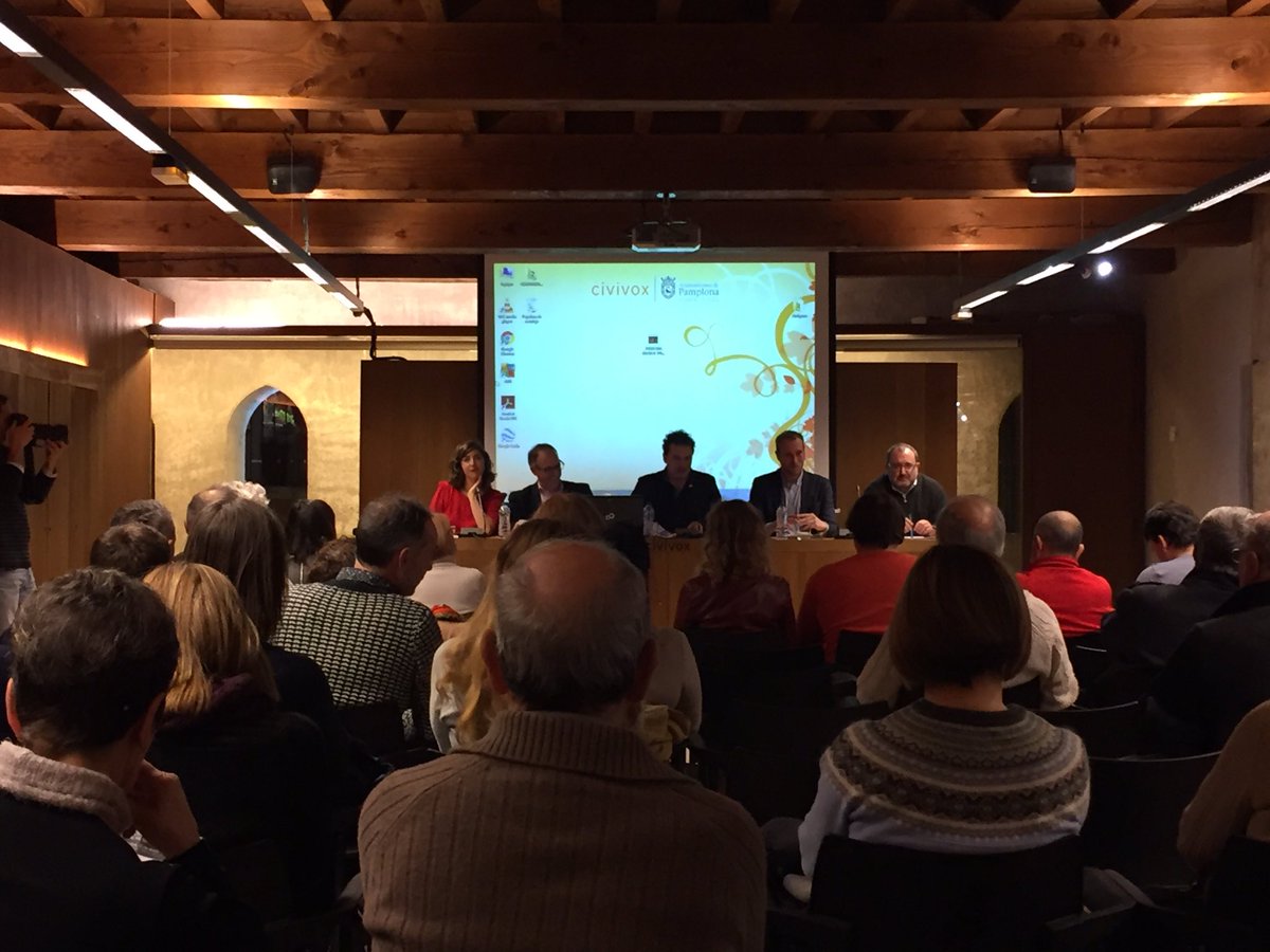 Hitzarmen ekonomikoaren inguruko mahainguruan <a href="/AdolfoAraiz/">Adolfo Araiz</a> eta beste. Gaiak interesa sortzen du <a href="/nafarpower/">auto #van17Jada</a>