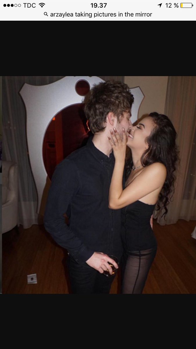 MieBrohus's tweet photo. Why does this mirror keep showing up all the time #5sos #larzaylea #brashton https://t.co/fqHKhQE356