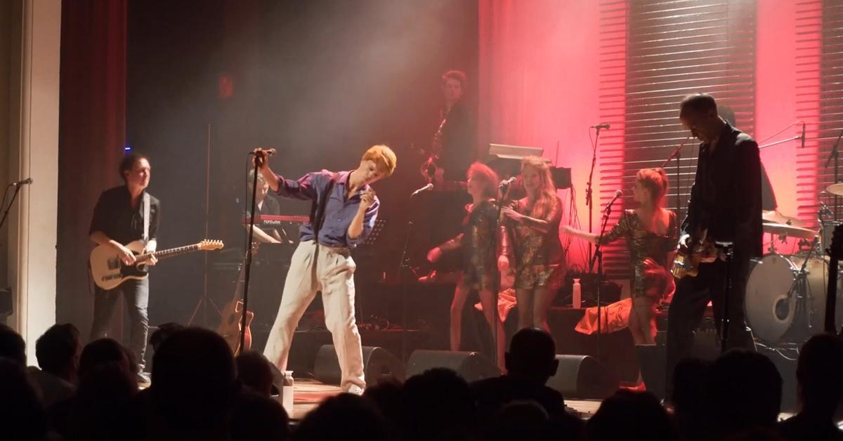 Humo's tweet photo. #HalveNeuro op bezoek bij #MajorTom, de coverband van #DavidBowie #filmpje https://t.co/Hwi0pWO3no https://t.co/cq1DpCtiF8