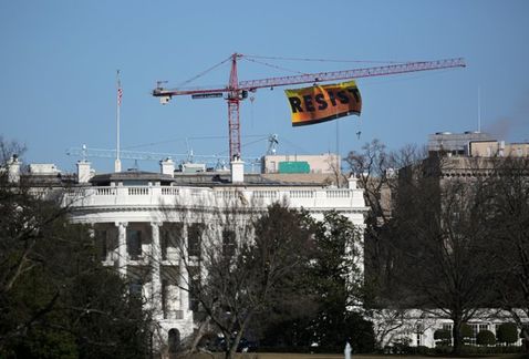 Milenio's tweet photo. #Greenpeace protesta frente a la Casa Blanca https://t.co/Teo2DZVEiX https://t.co/i7EsueUDRu