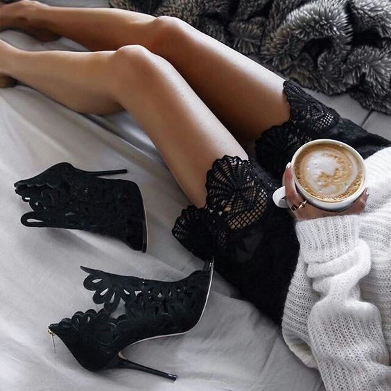 Hiç kimsenin mecburi istikameti
değilim...
Kimse de benim çıkmaz sokağım değil..