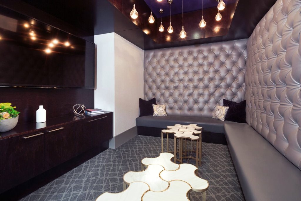 CrestatGlencoe's tweet image. Our resident lounge is the perfect place to unwind when you need a change of scenery... :)
#crestliving #dallas #luxuryapts #LMC