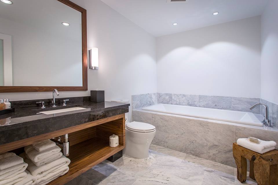 QB_Inn's tweet photo. Spacious bathrooms in Suites https://t.co/9Q66RKauAz