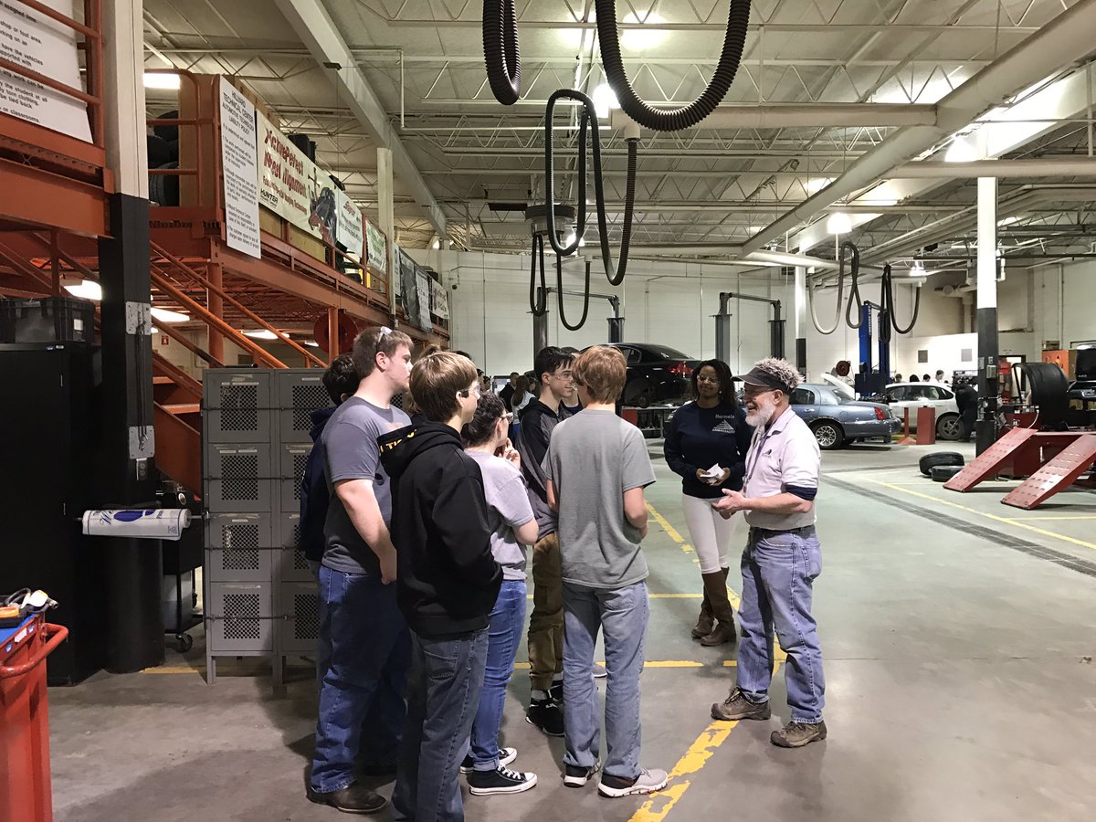 LibrarianSommer's tweet photo. Hillyards tours #SHSProud 💛 https://t.co/hGMMzKwdi9