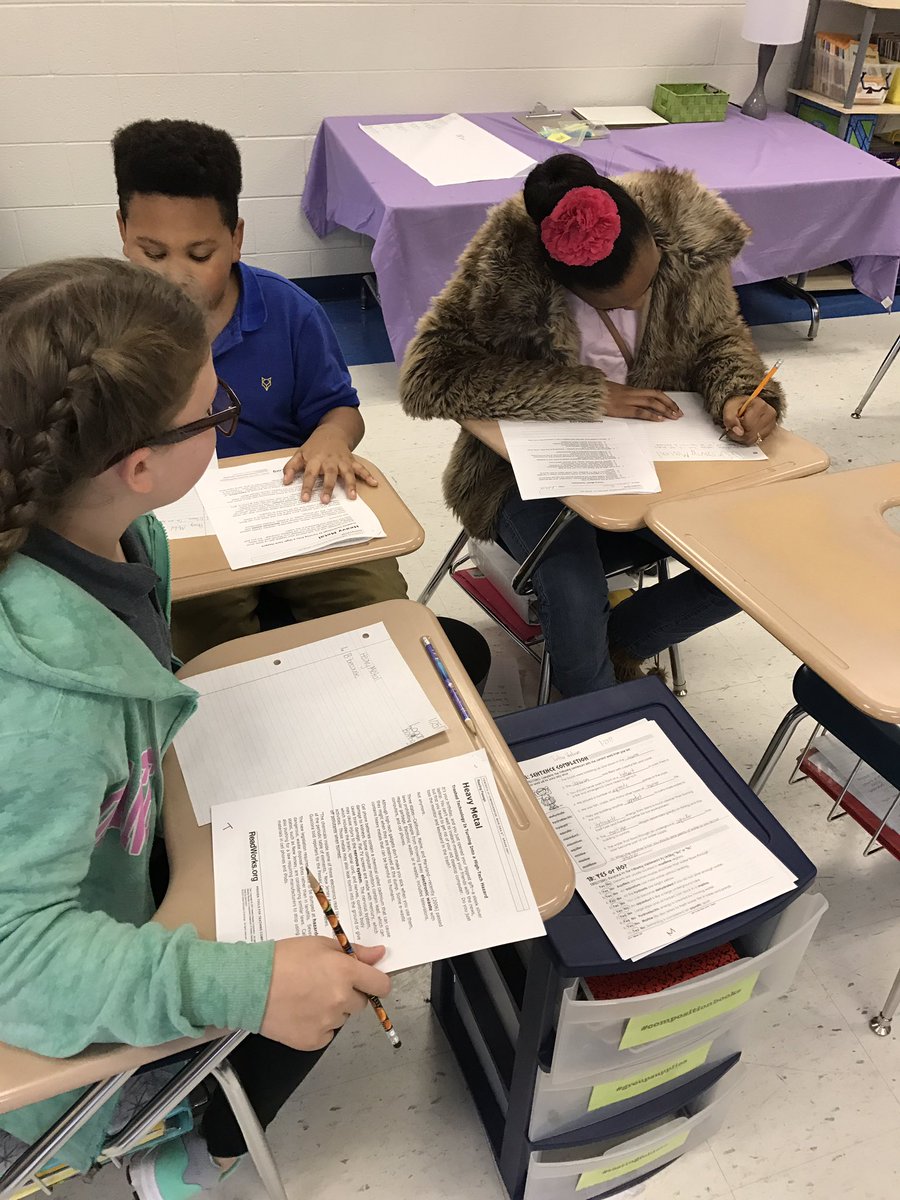 OESMrsC's tweet photo. Working in groups to identify the main idea/supporting details within a passage! #citeevidence #workingtogether @OESrockSTARS @suptking https://t.co/AImn8mzfhG