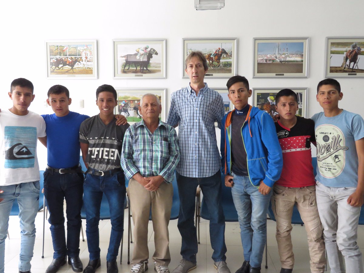 ApccPeru's tweet photo. Charla de #Comisarios para #Aprendices de #Jockeys organizado por la #APCCP.
#EscueladeJockeys #JorgeBernardiniYori #Monterrico #JCP https://t.co/GwpdZhEFXt