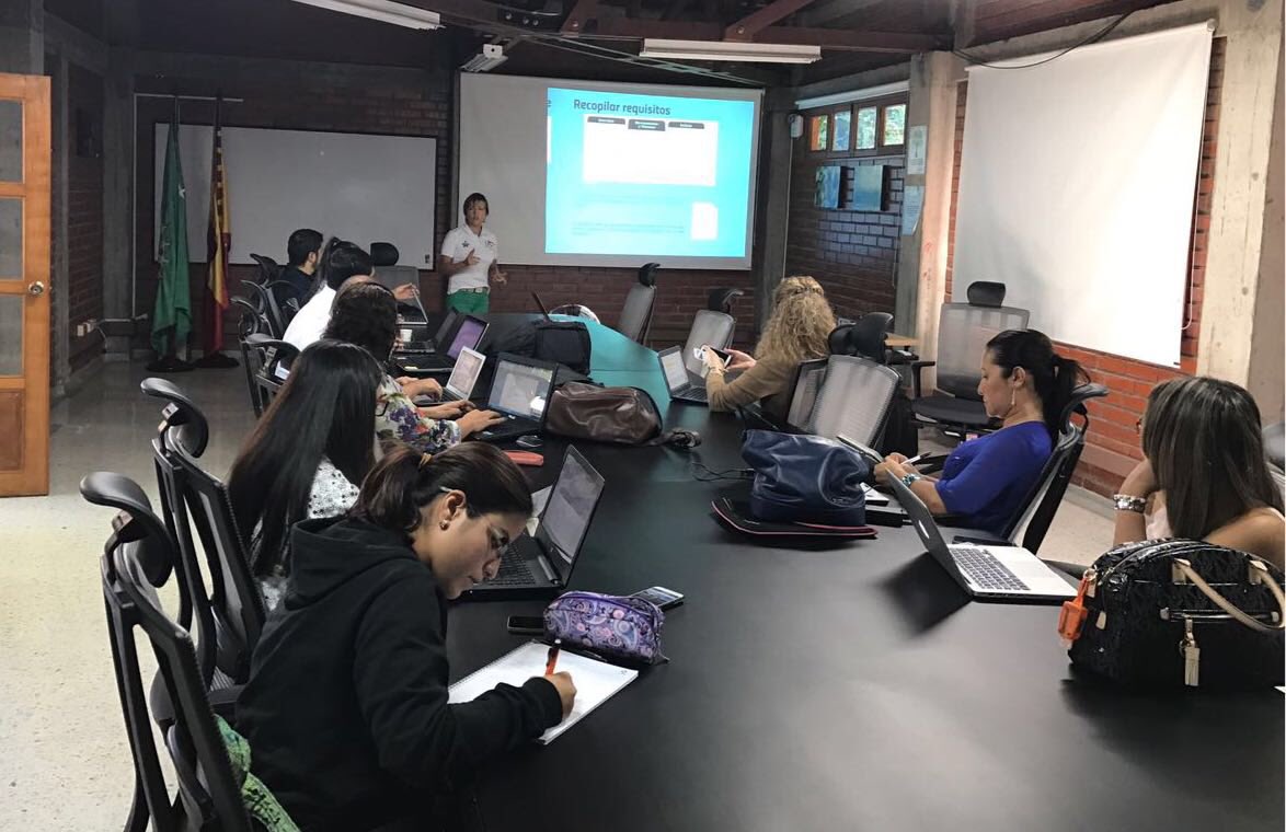 InnovacionEje's tweet photo. Empresarios beneficiarios de la convocatoria @SENAComunica de #Innovación proceso I, reciben capacitación en Gestión de #Proyectos https://t.co/QroDJfi3QR