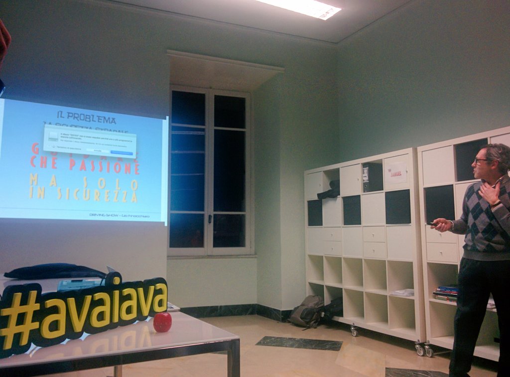 StartupMessina's tweet photo. Ultimo a pitchare è Giuseppe Finocchiaro che propone #DrivingShow: soluzione innovativa in ambito guida sicura! #avaiava #fdime #safedrive https://t.co/w7Uh46PiaF