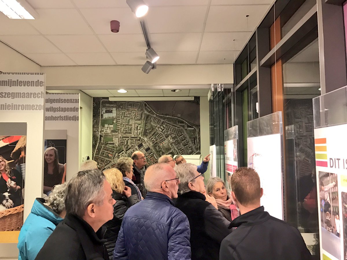 StadLandWater's tweet photo. Vanavond heeft @KlinkNijlandGWW informatie avond georganiseerd voor aanwonenden voor herinrichting Winkelcentrum Keizerslanden. https://t.co/QIzxGhEutY