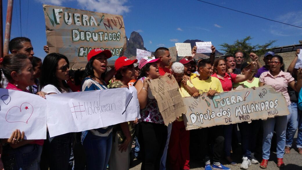 Defendemos nuestra revolución y no permitiremos que perturben nuestra paz
#GuáricoTierraDePaz 
<a href="/NicolasMaduro/">Nicolás Maduro</a> <a href="/rerchacin/">R. Rodriguez Chacin</a> <a href="/uhcarola/">Carola Martinez</a>