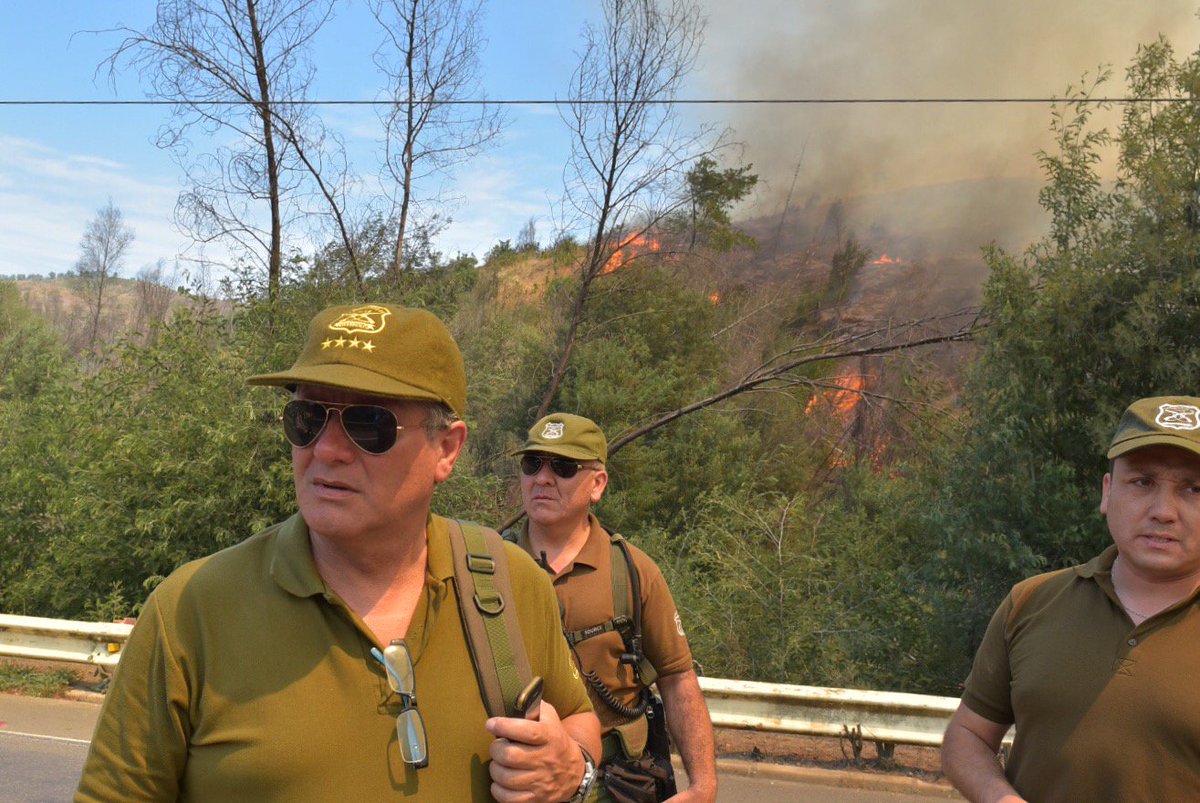 Carabdechile's tweet photo. #SantaOlga: Gral. Director de servicio junto a los carabineros en evacuación sector camino Santa Olga. https://t.co/CTLh3WWDcD