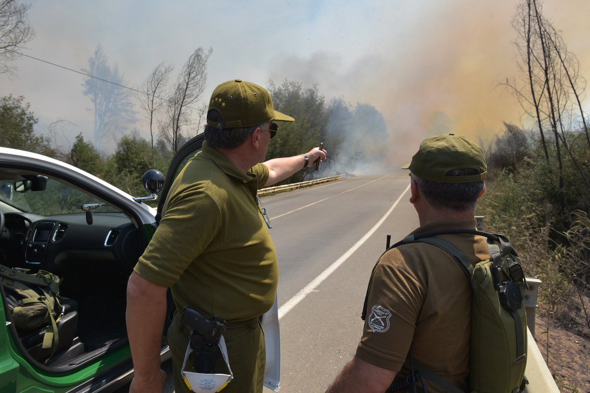 Carabdechile's tweet photo. #SantaOlga: Gral. Director de servicio junto a los carabineros en evacuación sector camino Santa Olga. https://t.co/CTLh3WWDcD