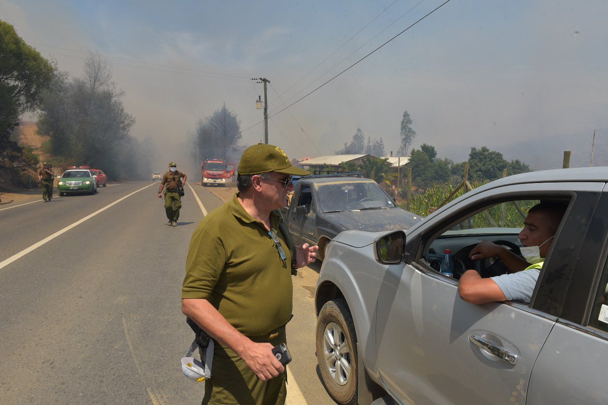 Carabdechile's tweet photo. #SantaOlga: Gral. Director de servicio junto a los carabineros en evacuación sector camino Santa Olga. https://t.co/CTLh3WWDcD