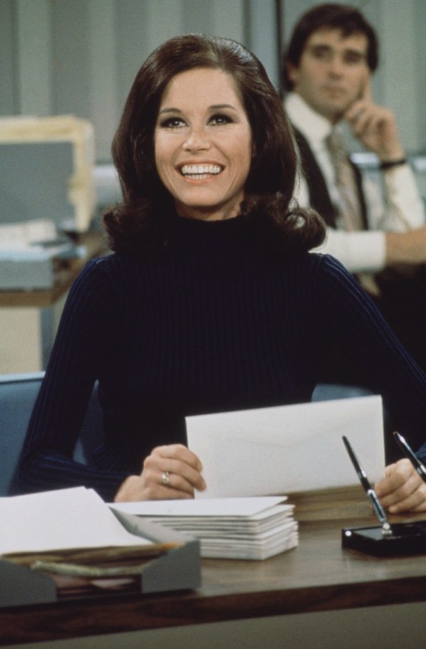 biography's tweet photo. In Memoriam: Beloved TV Icon Mary Tyler Moore has died at the age of 80. Read about her life and legendary career: https://t.co/xzhlTeHOUo https://t.co/Yz7wIqGRGK