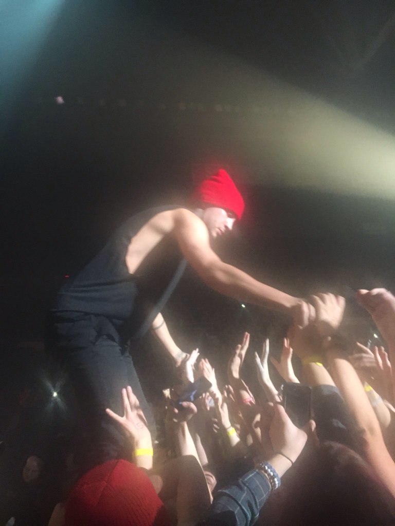 joshler_boy's tweet photo. #BestLyrics #Heathens #iHeartAwards https://t.co/Nsp5ZxuKWU