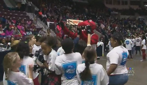 CTVToronto's tweet photo. #BellLetsTalk reps take message of removing mental health stigma to Raptors 905 game, @CTVSean reports https://t.co/zvGiw8BS4f https://t.co/w0TX9pn5Rx