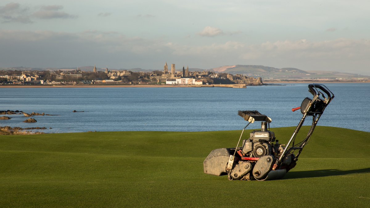 jonwood1978's tweet photo. Nothing better than a #winterwalk #handmower #Flex21 @ReesinkTurfcare @TheToroCompany @TheHomeofGolf getting ready for opening. https://t.co/5bJvwaatOV