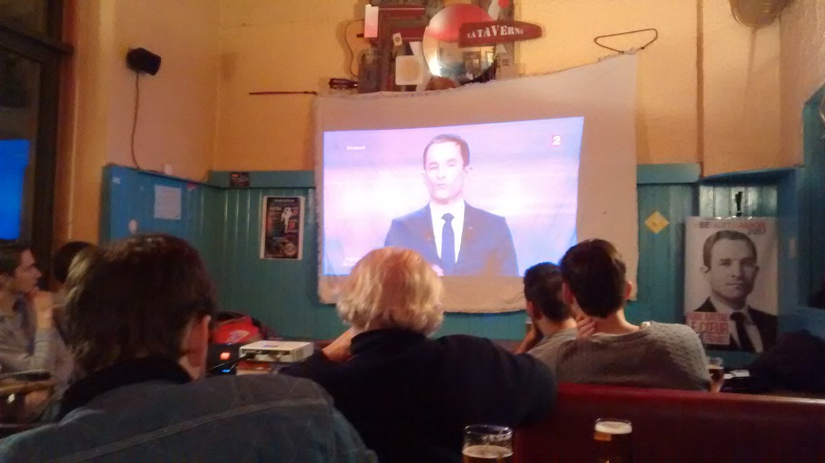 Chloe_Brgn's tweet photo. A la taverne pour regarder le débat avec @Le67avecHamon et @JeuneAMGrandEst #Hamon2017  #primaireledébat https://t.co/UdpgRTNYN6