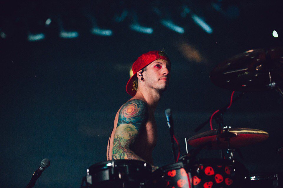 joshler_boy's tweet photo. #BestMusicVideo #Heathens #iHeartAwards https://t.co/ZEF3utng4V