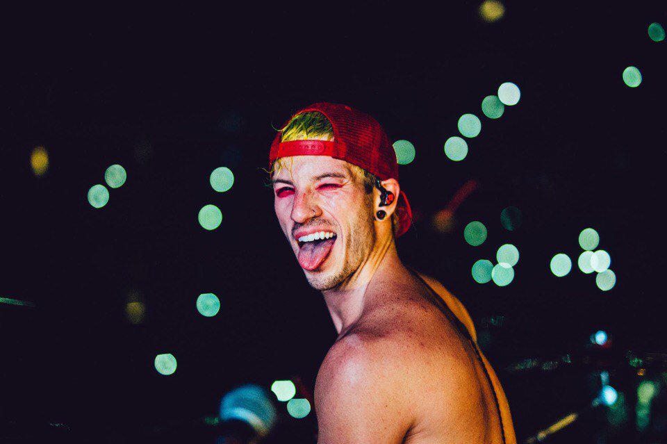 joshler_boy's tweet photo. #BestLyrics #Heathens #iHeartAwards https://t.co/9v1uwP363A