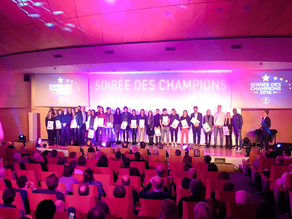 EquipeFRA's tweet photo. #savate #automobile #karate #sportboule #sportmilitaire #sportuniversitaire... Les champions du monde félicités par @Souleymane_C ! #SDC2016 https://t.co/8TfouDtEwp
