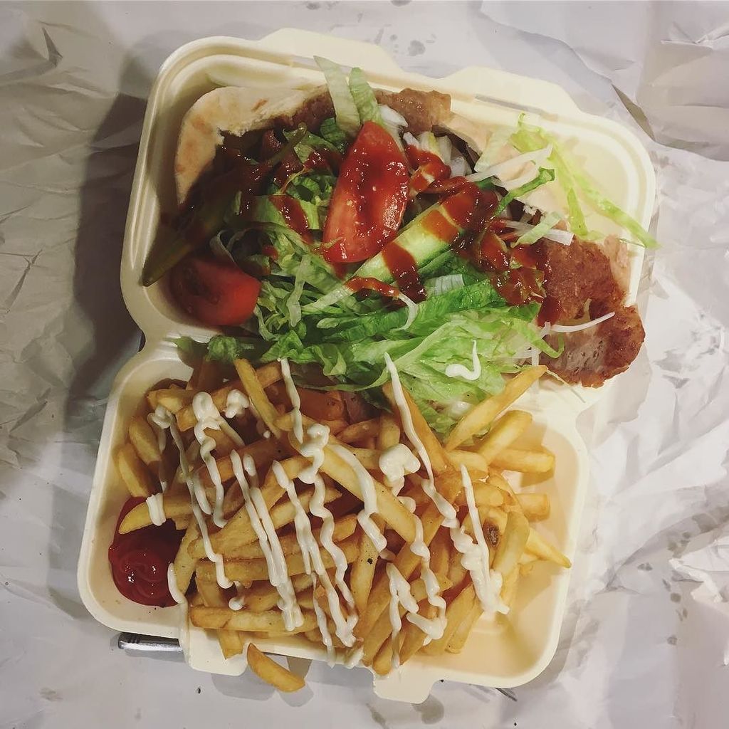willjackson90's tweet photo. 6 years with @ellierowlands91 = anniversary kebabs🌯🍟🍺 https://t.co/vMzdHSLDbQ