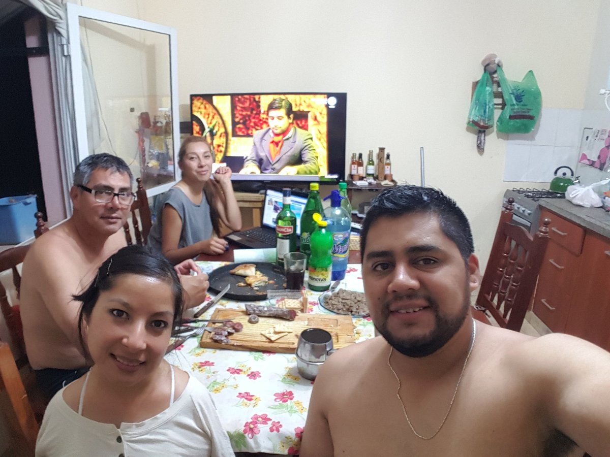 4CeleM1's tweet photo. Otra Noche compartiendo en familia y mirando el festival, #FestivalPais17 https://t.co/z8ZKXFIzAp