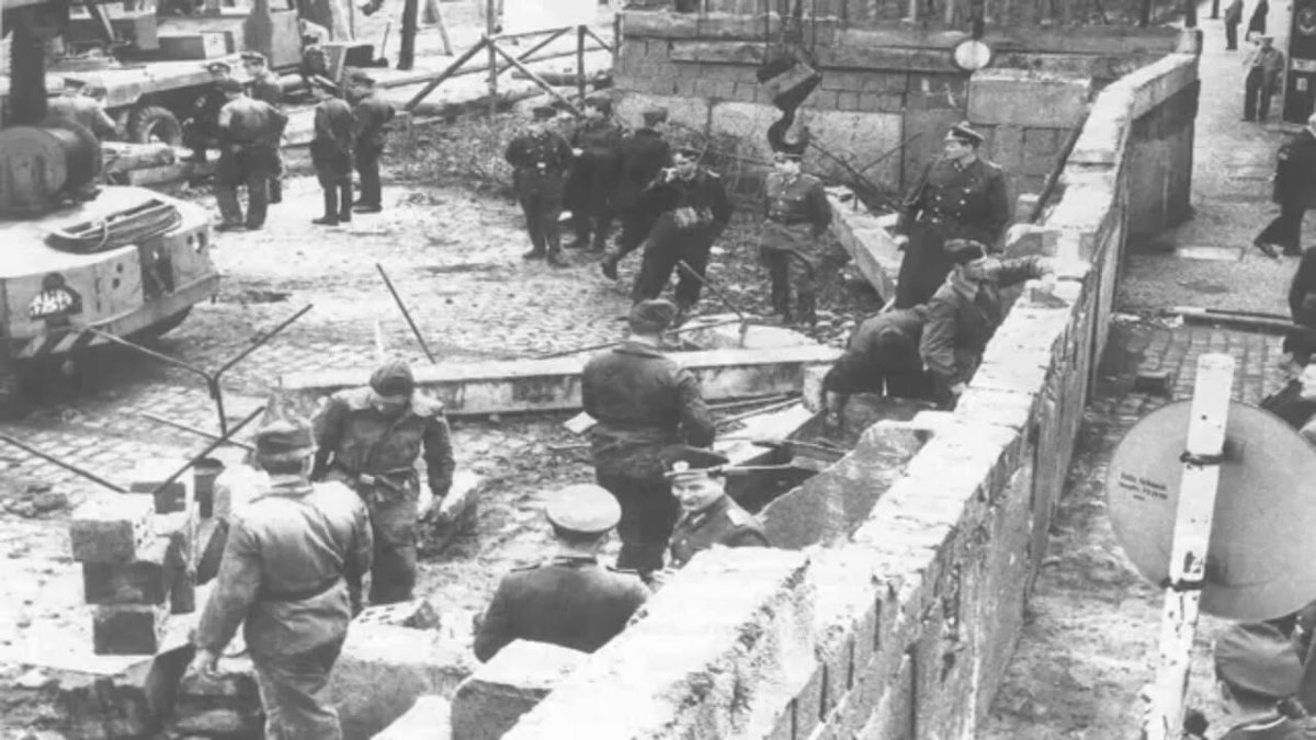 Paco_ValdesMX's tweet photo. - 25 de enero de 1961 inicia la construcción del #MuroDeBerlín.

- 25 de enero de 2017 inicia la construcción del #MuroDeTrump. https://t.co/vC9AE9P5kW