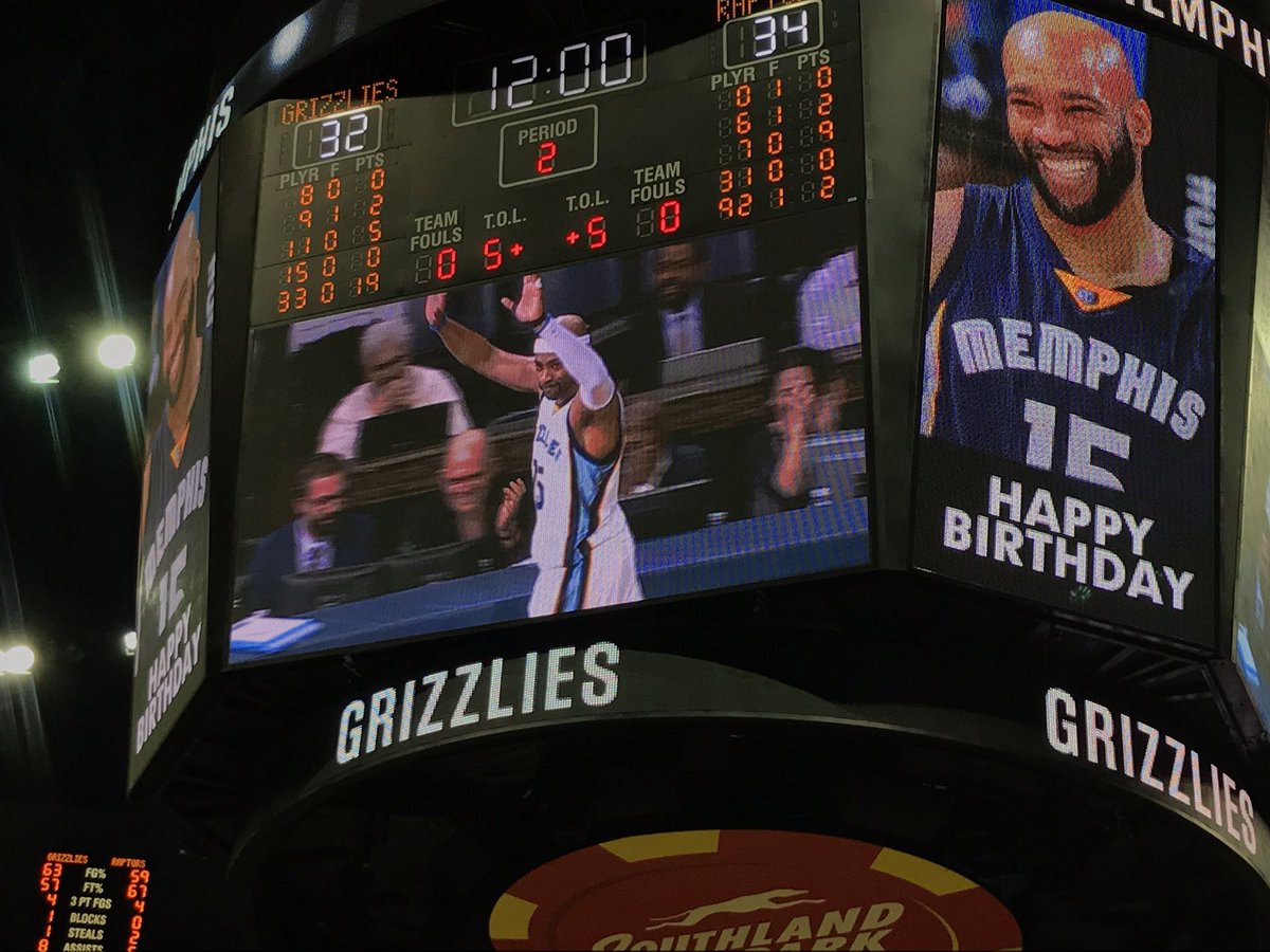Vince Carter waves to crowd.