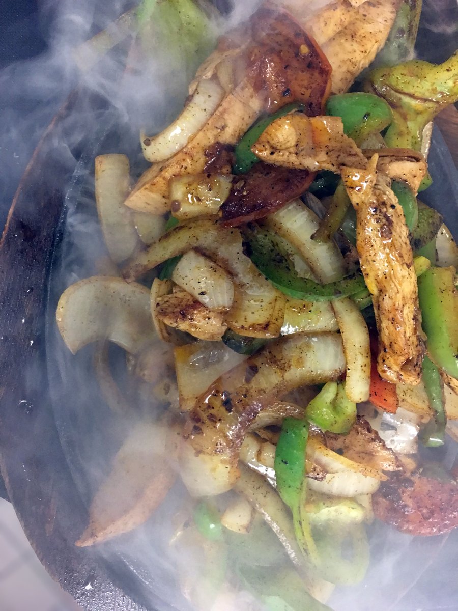 CampuzanoMex's tweet photo. Chicken fajitas #alwaysHotnReady https://t.co/56VqMdTeyv