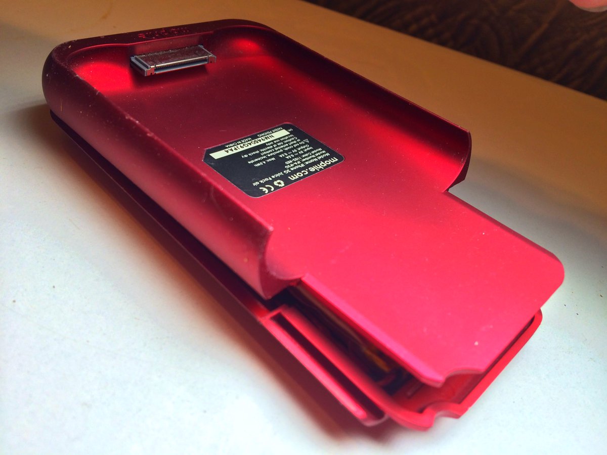 robin_rapture's tweet photo. .@mophie Mophie can you help me? My case just exploded while charging... https://t.co/7qsTc9xzmk