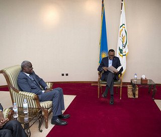 Des échanges fructueux avec <a href="/PaulKagame/">Paul Kagame</a> a qui j'ai remis un message du chef de l'État tchadien @IdrissDebyI #FakiForANEwAfrica  #Tchad