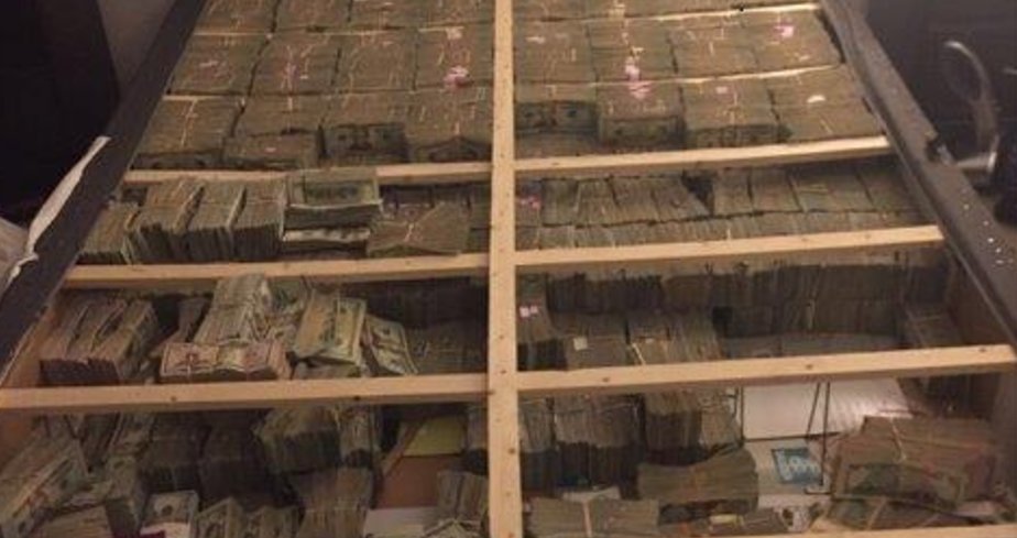 Power1051's tweet photo. But why can't this be our grandma's crib tho? 😭😭😭😭  Feds find $20 MILLIOM in a box spring: https://t.co/4ZczKdELpQ https://t.co/F8mzU8lZMJ
