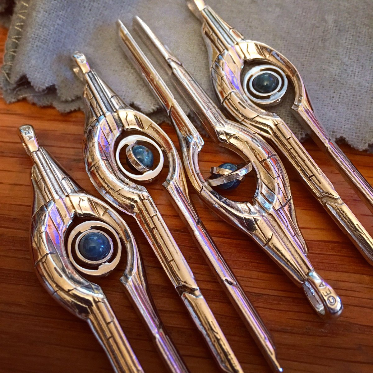 RockLoveJewelry's tweet photo. Blacking the details in our #MASSEFFECT #MassRelay Necklaces! Have you added to the waitlist yet? ttp://www.biowarestore.com/relay-necklace https://t.co/shaosQm66Q