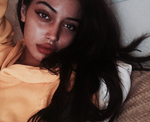 LolaVFV's tweet photo. Cuddles with gage 💋 https://t.co/JnCGQiAAPv