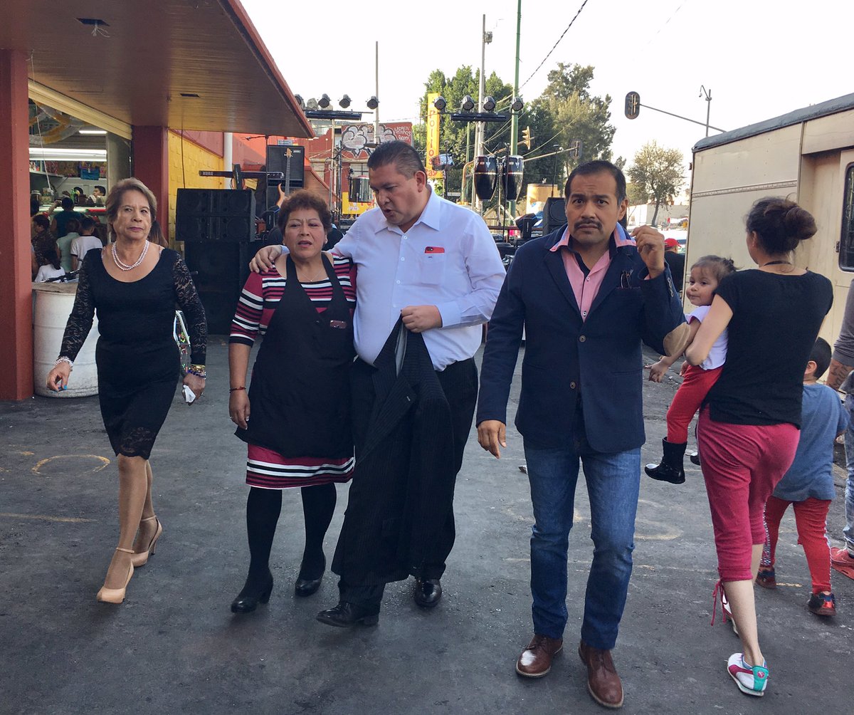 jmballesterosl's tweet image. Felicito a los locatarios del mercado Ignacio Zaragoza de #VCarranza por su 55 Aniversario, gracias por la invitación a esta celebración.